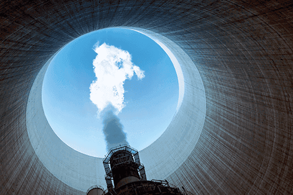 Industrieanlage mit Kühlturm aus der Froschperspektive